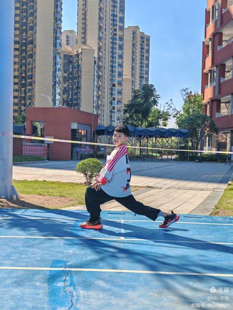 运动员们在竞技场上尽展风采，互相比拼